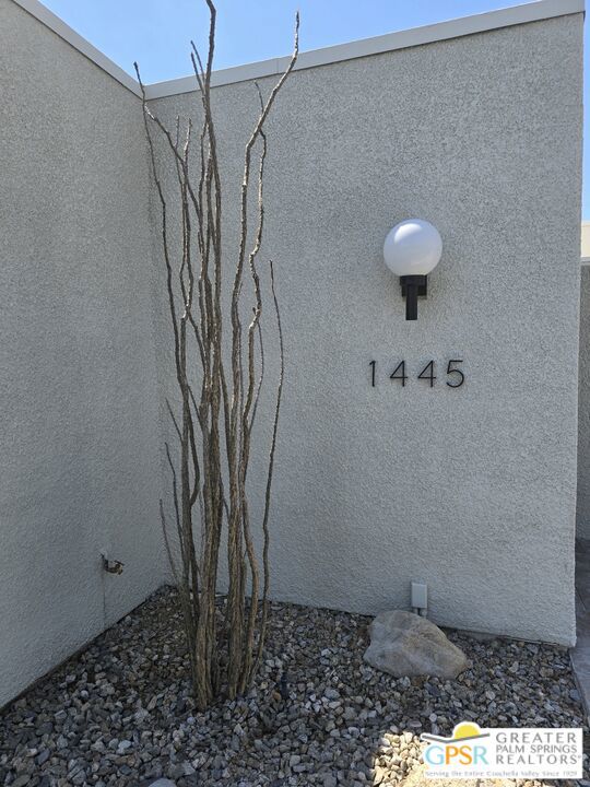 1445 Via Isla, Palm Springs CA: https://media.crmls.org/mediaz/e96f2d8e-6a47-462d-858d-68939af6ae46.jpg
