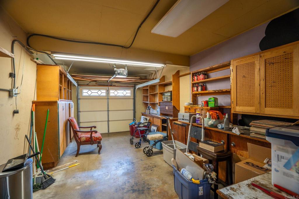 https://media.crmls.org/mediaz/e96f32af-6d74-4dc1-a922-6970caab899f.jpg?preset=X-Large