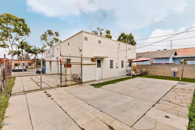 426 W Arbor Vitae Street, Inglewood CA: https://media.crmls.org/mediaz/e96f3af2-64cc-4d6d-9b05-166e567458f9.jpg