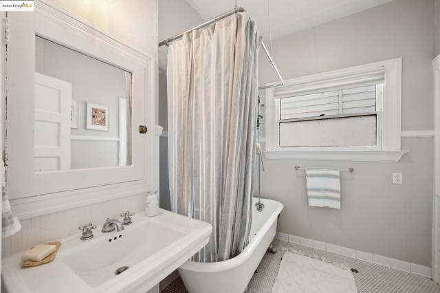 1042 Santa Clara Ave, Alameda CA: https://media.crmls.org/mediaz/e96fdf3f-dda9-4fd8-8b6e-369d4c15ca1b.jpg
