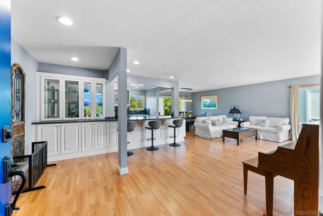 2360 Torrey Pines Rd, La Jolla CA: https://media.crmls.org/mediaz/e96ff100-7538-44cc-8024-ca65939aa434.jpg