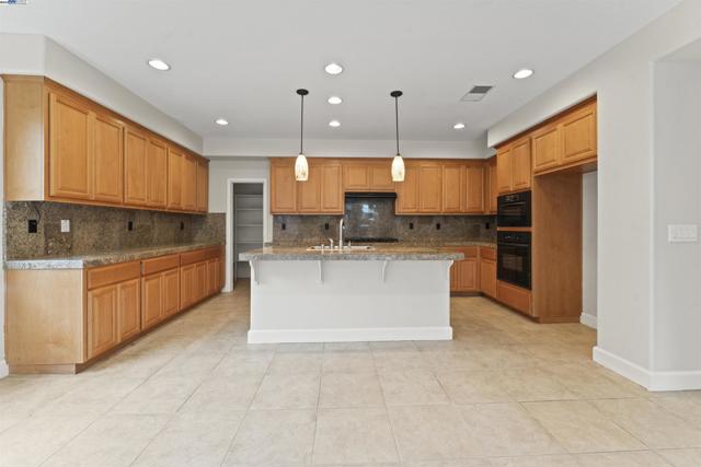 204 Daylily Ln, Patterson CA: https://media.crmls.org/mediaz/e970e710-36d9-4334-a34e-709d9705fa6b.jpg