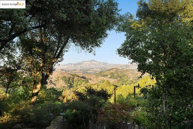 2112 Manzanita Dr, Oakland CA: https://media.crmls.org/mediaz/e97165e2-3ea6-499e-a35c-89a91730a423.jpg