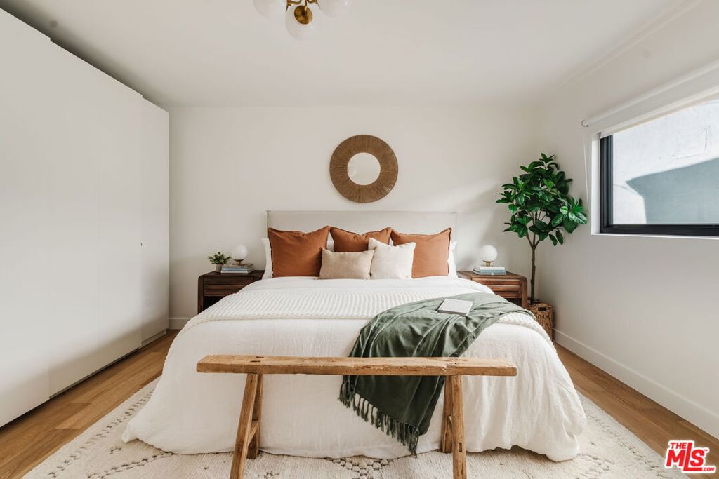 https://media.crmls.org/mediaz/e971bccf-625a-4855-9ea1-afae3ccbfab7.jpg?preset=X-Large