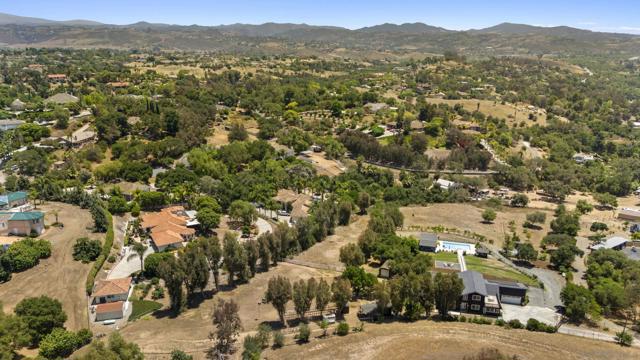 3860 Las Flores, Fallbrook CA: https://media.crmls.org/mediaz/e9720658-79d4-4748-ab79-b09d10f7b3c8.jpg