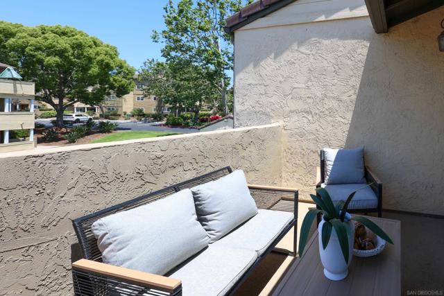 5033 Los Morros Way, Oceanside CA: https://media.crmls.org/mediaz/e972542a-01a9-44ff-a34c-6545176f6826.jpg
