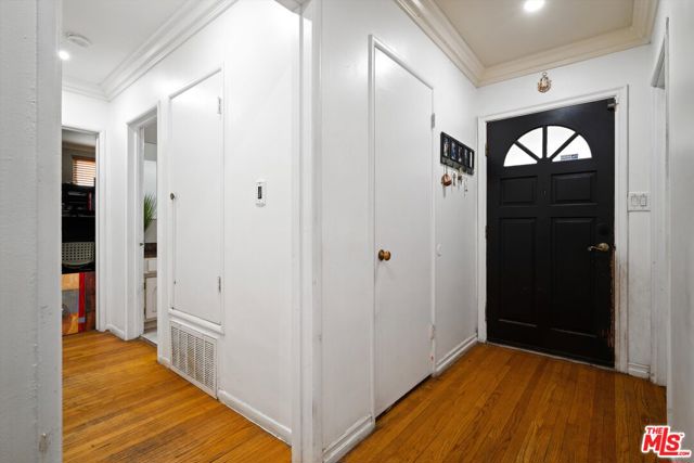 9253 Hayvenhurst Avenue, North Hills CA: https://media.crmls.org/mediaz/e9728365-c565-4e68-abc4-5edf1c4b61be.jpg