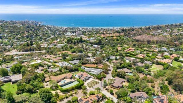 2975 Woodford Drive, La Jolla CA: https://media.crmls.org/mediaz/e972e8ee-d507-4d9e-8641-0c3f2edb1c86.jpg