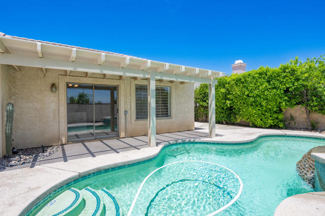 44950 Calle Santa Barbara, La Quinta CA: https://media.crmls.org/mediaz/e973c4bd-6820-430f-9032-4aa50ac93fdc.jpg