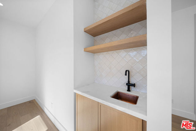 1688 N Sierra Bonita Avenue, Pasadena CA: https://media.crmls.org/mediaz/e973eb00-fb07-45ac-a40b-bde69ce2214e.jpg