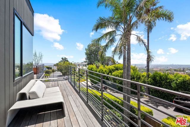 1030 Somera Road, Los Angeles CA: https://media.crmls.org/mediaz/e9741132-3faf-4673-bbbd-e4161d378130.jpg