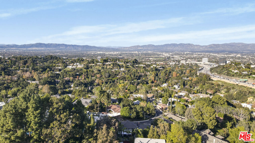 https://media.crmls.org/mediaz/e975bfe6-f01b-4eda-a519-4d17f64e7830.jpg?preset=X-Large