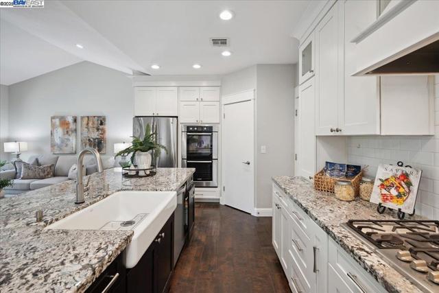 3186 Berkshire Ct, Pleasanton CA: https://media.crmls.org/mediaz/e9766562-f6bb-4a95-8a32-ee366cce0326.jpg
