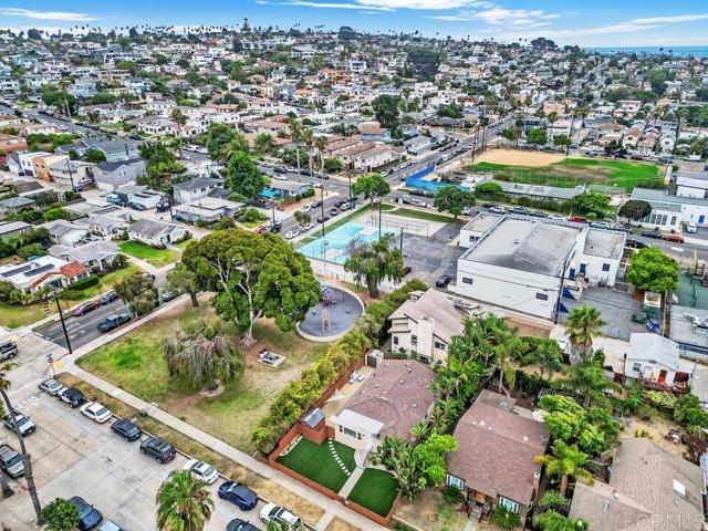 4725 Saratoga Avenue, San Diego CA: https://media.crmls.org/mediaz/e9766596-ade8-4403-a71f-7b4b09ca5bcc.jpg