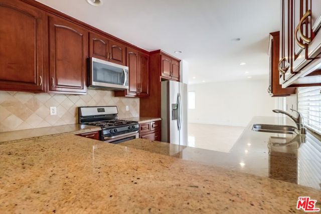 687 Mount Carmel Drive, Claremont CA: https://media.crmls.org/mediaz/e9766e33-eed1-404c-9f1e-8b375ee5145b.jpg