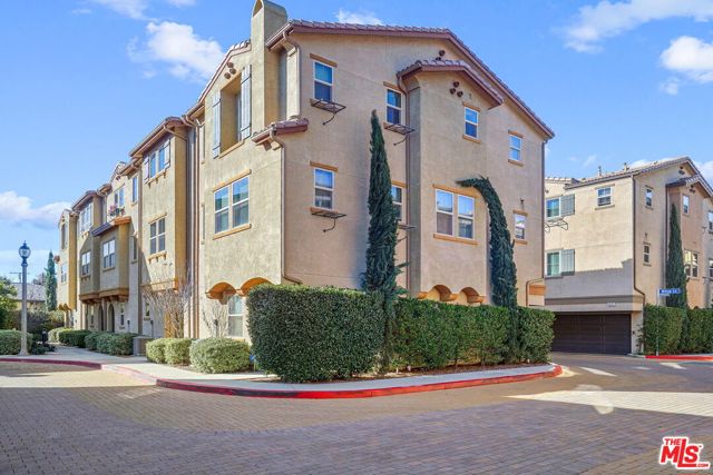 14122 W Willow Lane, Van Nuys CA: https://media.crmls.org/mediaz/e976db34-8ae9-4758-895e-6b1d47413682.jpg