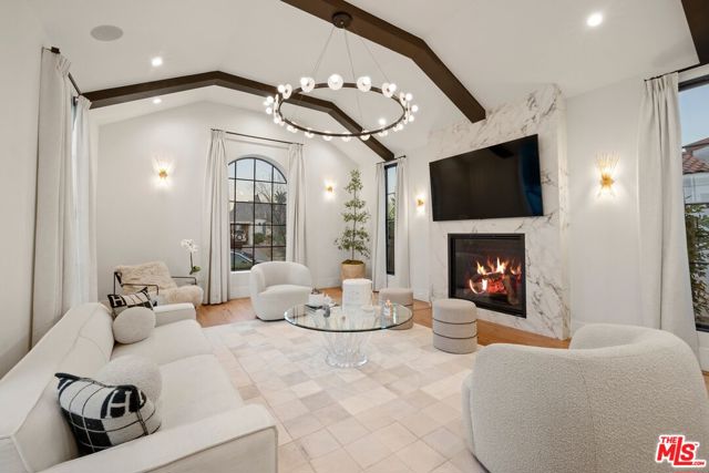 521 N Formosa Avenue, Los Angeles CA: https://media.crmls.org/mediaz/e9770cd3-4873-4004-9843-ff4f55c7f17a.jpg