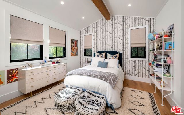16101 Royal Mount Drive, Encino CA: https://media.crmls.org/mediaz/e97710b2-35ed-48a7-930d-386a1c359c72.jpg