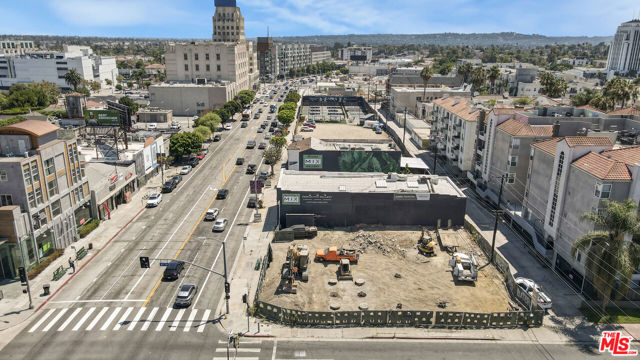 601 S La Brea Avenue, Los Angeles CA: https://media.crmls.org/mediaz/e9774d40-5dd2-4d23-9316-a88bdef67974.jpg