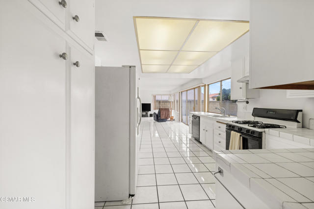 2385 N Justin Avenue, Simi Valley CA: https://media.crmls.org/mediaz/e9775ce2-bd0a-43d8-9a96-e39c08f3c326.jpg