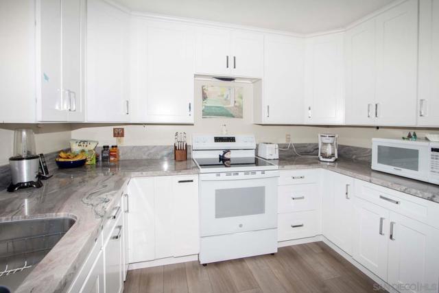 17453 Plaza Cerado, San Diego CA: https://media.crmls.org/mediaz/e978d5e6-0ca7-442e-a956-6526d56ed9fc.jpg