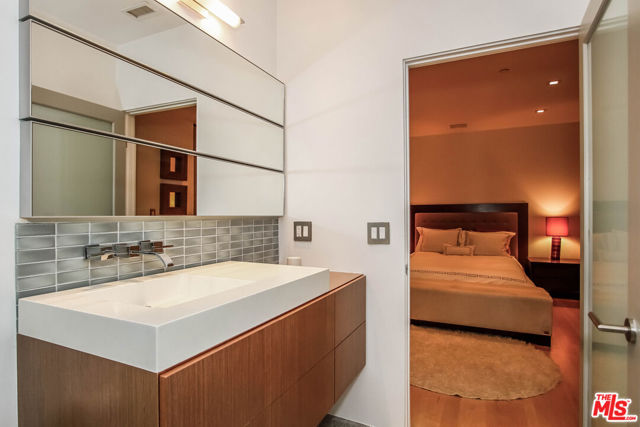 1929 N CURSON Place, Los Angeles CA: https://media.crmls.org/mediaz/e97922c2-1067-41c0-9ae1-117a81b0abdb.jpg