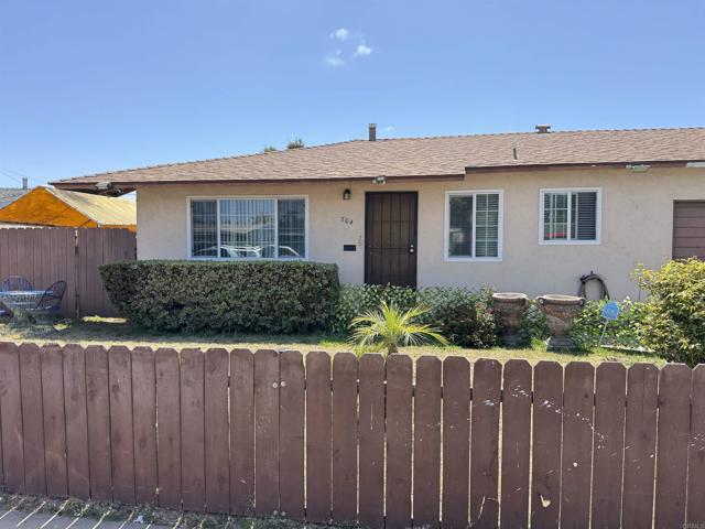 702 4 Oaklawn Avenue, Chula Vista CA: https://media.crmls.org/mediaz/e9794605-d78d-45d3-923d-8e12062bf649.jpg