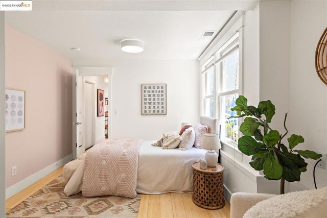 428 Cavour St, Oakland CA: https://media.crmls.org/mediaz/e9799f52-9b5a-4808-a25a-e68c29d765a6.jpg