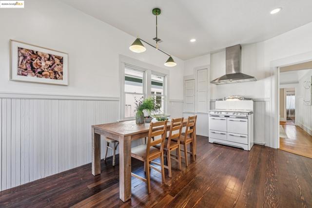 478 43rd St, Oakland CA: https://media.crmls.org/mediaz/e97a416c-05d2-4309-be0b-03ac65f0a768.jpg