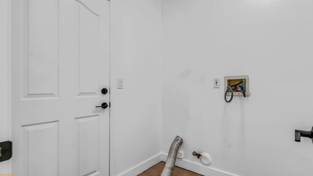 https://media.crmls.org/mediaz/e97abdd3-8638-4d28-82f0-6b9e88cb2f0d.jpg?preset=X-Large