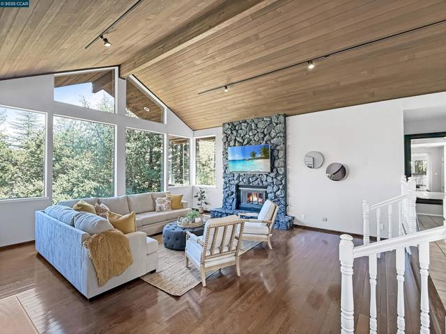 130 Hillcroft Way, Walnut Creek CA: https://media.crmls.org/mediaz/e97b5f13-dad7-48f9-8c4b-030bae78e1e4.jpg