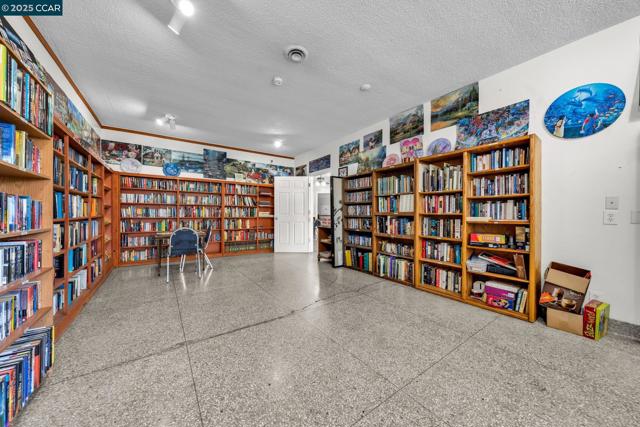 16401 San Pablo Ave, San Pablo CA: https://media.crmls.org/mediaz/e97bdeb4-3478-4d05-a960-e2a73846a75c.jpg