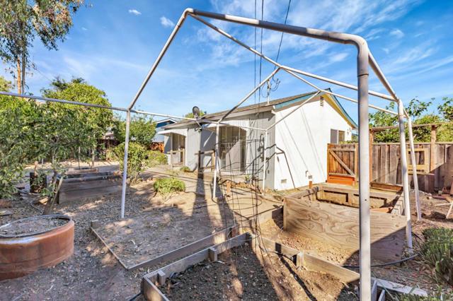 987 Selby Lane, San Jose CA: https://media.crmls.org/mediaz/e97c1071-79b7-4443-9042-6945b415c83e.jpg