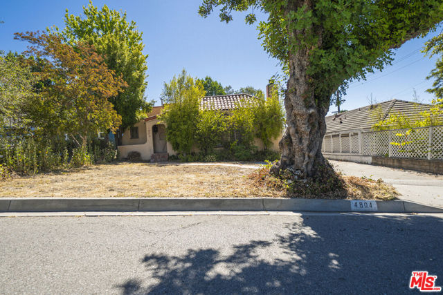 4804 La Canada Boulevard, La Canada Flintridge CA: https://media.crmls.org/mediaz/e97db903-2e7d-4c2d-a33c-3cacace8ecfa.jpg