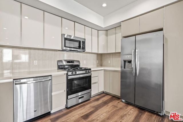 850 Wilcox, Los Angeles CA: https://media.crmls.org/mediaz/e97e11d4-85df-46be-b3b6-4fdb92a42e51.jpg