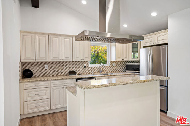 19536 Wells Drive, Tarzana CA: https://media.crmls.org/mediaz/e97f8ccb-4b85-4f78-8239-e73602e00b2d.jpg