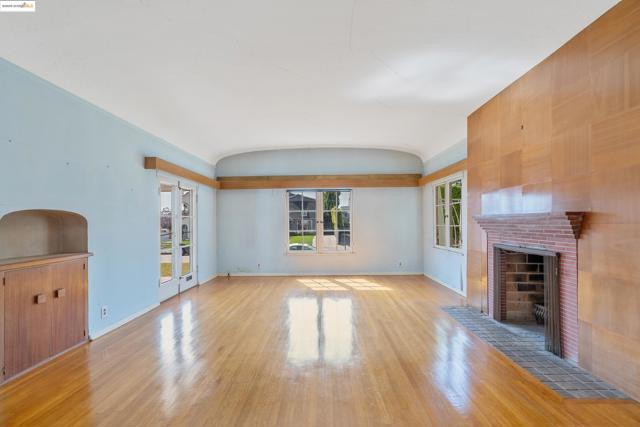 1136 S Ridgeley, Los Angeles CA: https://media.crmls.org/mediaz/e97ffc8c-4dc9-41b6-ba73-07a009f59b96.jpg