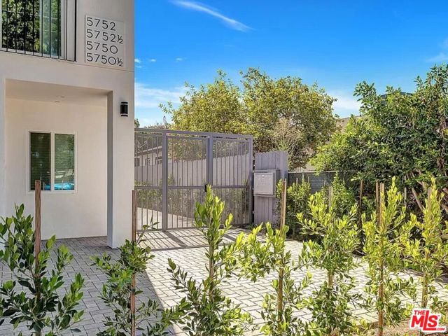 5752 Kester Avenue, Van Nuys CA: https://media.crmls.org/mediaz/e9800025-7865-4a86-b20f-5de20a10af3d.jpg