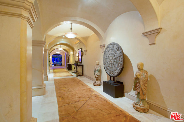 10066 Cielo Drive, Beverly Hills CA: https://media.crmls.org/mediaz/e98000eb-50cf-4998-bc08-17499da58297.jpg