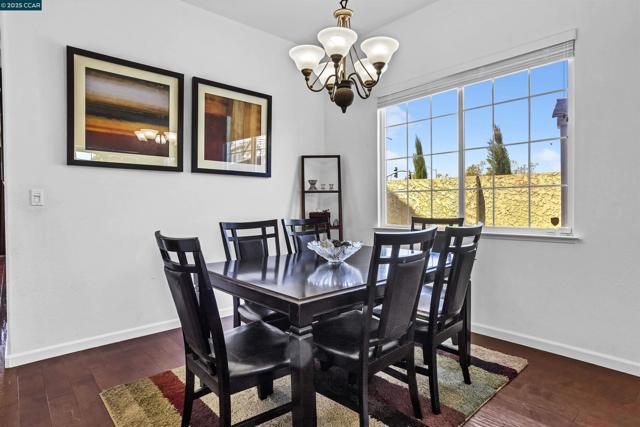 1186 Waverly Cir, Hercules CA: https://media.crmls.org/mediaz/e9807edd-cb7a-42bf-a13c-8f41ecbfd8b9.jpg