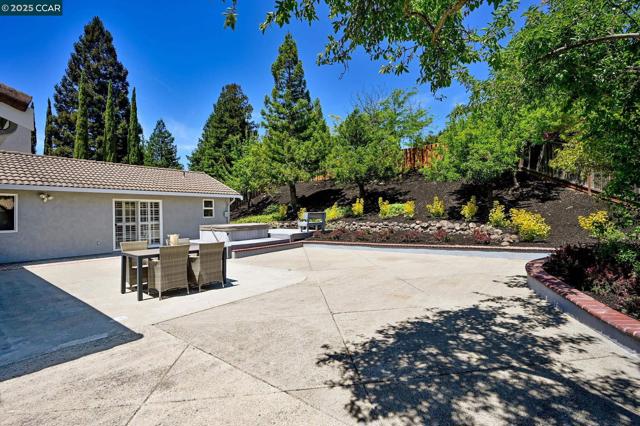 84 Tumbleweed Ct, San Ramon CA: https://media.crmls.org/mediaz/e9810804-a8f3-4f03-8e5d-135ff311fc98.jpg
