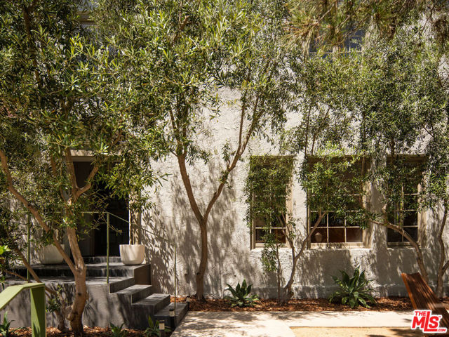 131 S Arden Boulevard, Los Angeles CA: https://media.crmls.org/mediaz/e981514e-01b4-44f0-83b4-b1fd4c737080.jpg
