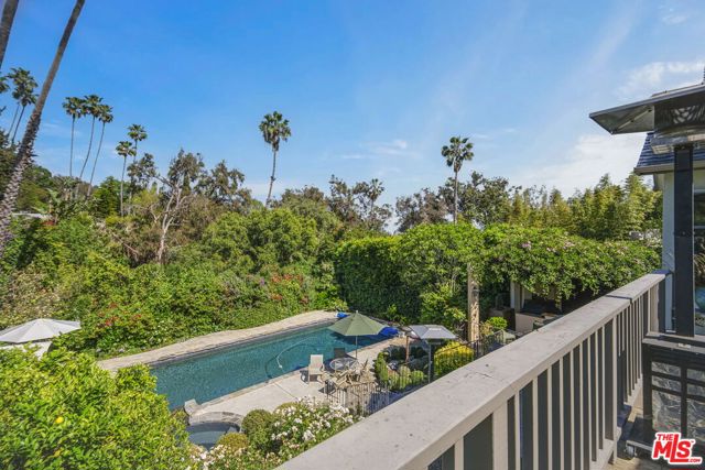 2660 Carman Crest Drive, Los Angeles CA: https://media.crmls.org/mediaz/e9815e28-56b5-4ece-ba6c-6ea1800c1737.jpg