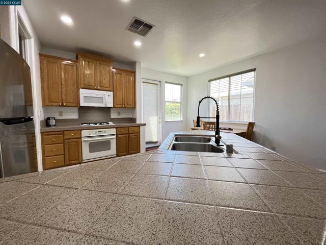 1870 Zurlo Way, Sacramento CA: https://media.crmls.org/mediaz/e982073f-e3d3-40a9-b2ce-303dc7f0ba7a.jpg