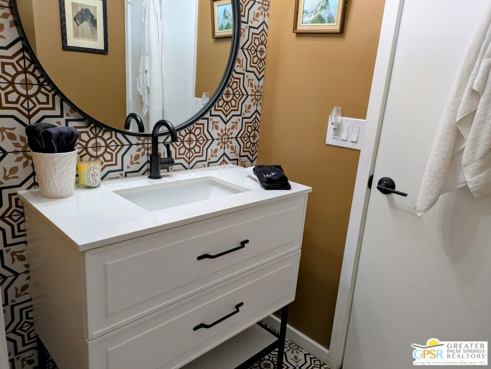 https://media.crmls.org/mediaz/e9829d08-c815-4d8a-8494-fd7265497dd1.jpg?preset=X-Large
