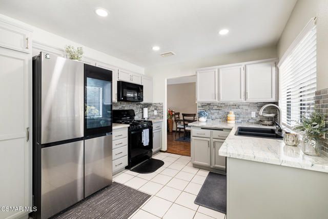 2124 Snowberry Court, Simi Valley CA: https://media.crmls.org/mediaz/e983147d-7e17-4776-9e52-2b95c01f228a.jpg