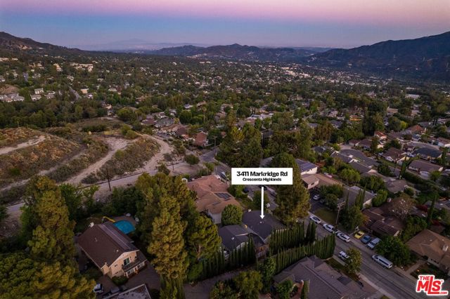 3411 Markridge Road, La Crescenta CA: https://media.crmls.org/mediaz/e984e326-4d18-4fb1-bbff-4bc4196f3116.jpg