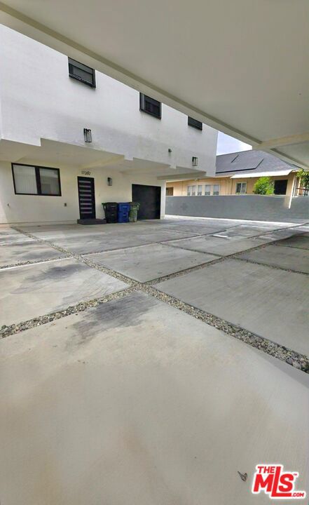 1724 Menlo Avenue, Los Angeles CA: https://media.crmls.org/mediaz/e985ad25-3548-4f68-bc43-4e8a7a15e61d.jpg