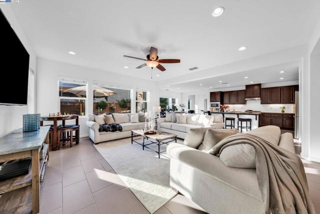 2305 Augusta Ave, Tracy CA: https://media.crmls.org/mediaz/e9861a8c-1eef-4e5c-9e6b-67e4f18f26a0.jpg