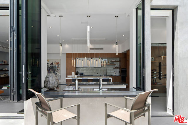 1527 Rising Glen Road, Los Angeles CA: https://media.crmls.org/mediaz/e986335b-1277-4ddd-b319-2b0ec385483c.jpg